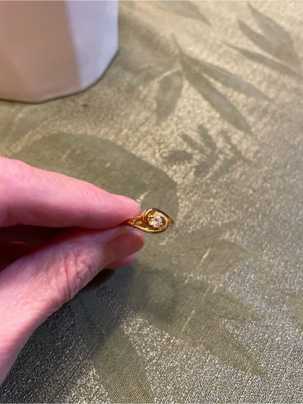 10K GE  Solitaire Twist Ring with Clear Stone. EUC